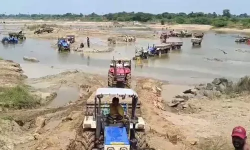 ‘పుష్ప’ తరహాలో అక్రమ రవాణా..ఆంధ్రప్రదేశ్‌కు ఇసుక తరలింపు