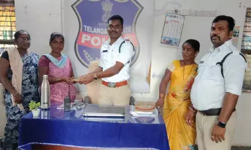 నిజాయితీకి నిదర్శనం ఈ మహిళలు.. దొరికిన డ‌బ్బులు పోలీసుల‌కు అప్ప‌గింత‌..!