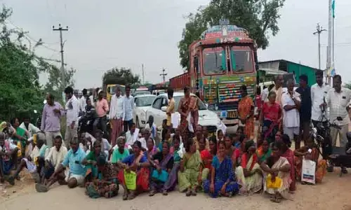 వేరు శ‌న‌గ విత్త‌నాలు పంపిణీ చేయాల‌ని రైతులు రాస్తారోకో