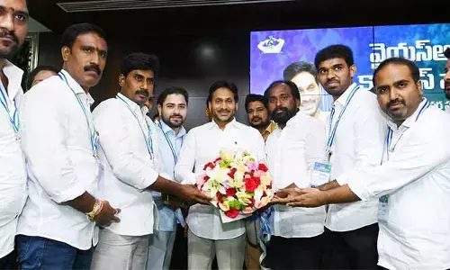 చంద్రబాబు క్రెడిట్ చోరీకి పాల్పడ్డారు: జగన్ సంచలన వ్యాఖ్యలు