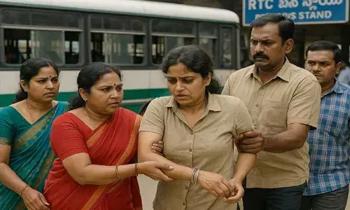 బ‌స్టాండ్ లో వెండి క‌డియాల‌ చోరీకి య‌త్నం.. పోలీసుల‌కు అప్ప‌గించిన ప్ర‌యాణికులు
