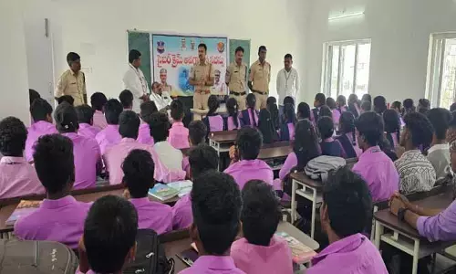 విద్యార్థులకు సైబర్ నేరాలపై అవగాహన