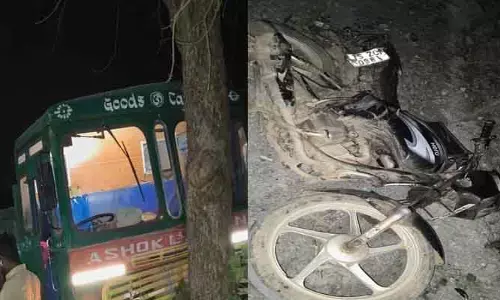నిలిపివేసిన ద్విచ‌క్ర వాహ‌నాన్ని ఢీ కొట్టిన టిప్ప‌ర్