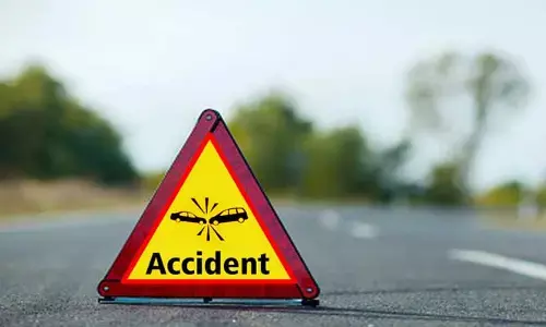 రోడ్డు ప్రమాదంలో ఇద్దరికీ గాయాలు