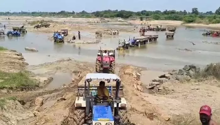 ‘పుష్ప’ తరహాలో అక్రమ రవాణా..ఆంధ్రప్రదేశ్కు ఇసుక తరలింపు ‘పుష్ప’ తరహాలో అక్రమ రవాణా..ఆంధ్రప్రదేశ్కు ఇసుక తరలింపు