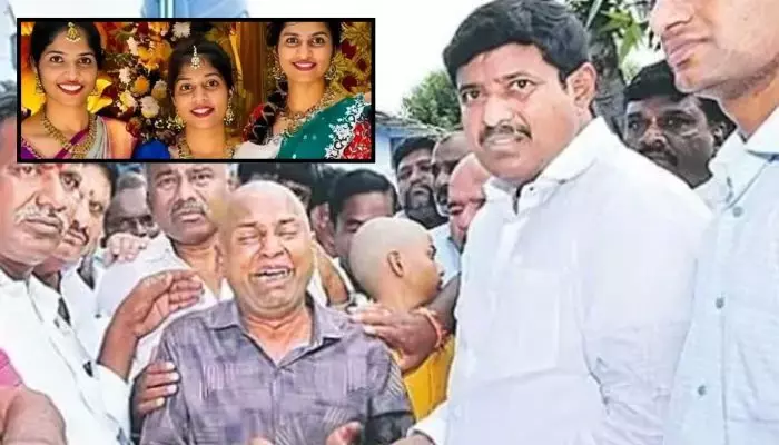నా కూతుళ్లు పంపిన జీతమా.. పరిహారం తీసుకుంటూ గుండెపగిలేలా ఏడ్చేసిన తండ్రి నా కూతుళ్లు పంపిన జీతమా.. పరిహారం తీసుకుంటూ గుండెపగిలేలా ఏడ్చేసిన తండ్రి