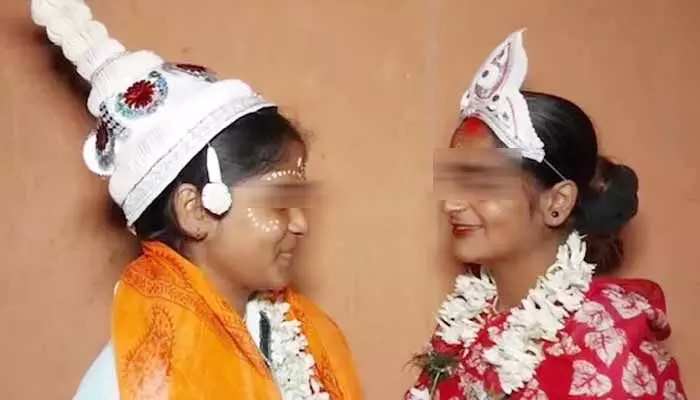 పెళ్లి చేసుకున్న ఇద్దరు యువతులు.. రెండేళ్లుగా? షాకింగ్ విషయాలు వెల్లడి..! పెళ్లి చేసుకున్న ఇద్దరు యువతులు.. రెండేళ్లుగా? షాకింగ్ విషయాలు వెల్లడి..!