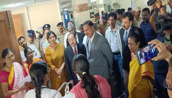 TSHRC: గాంధీ ఆసుపత్రిలో తెలంగాణ మానవ హక్కుల కమిషన్ బృందం పరిశీలన TSHRC: గాంధీ ఆసుపత్రిలో తెలంగాణ మానవ హక్కుల కమిషన్ బృందం పరిశీలన