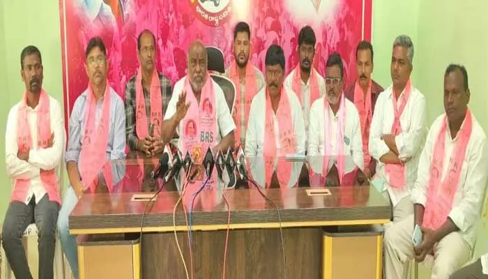 రైతులకు కోసం పోరాడితే అక్రమ కేసులా..? : మాజీ మంత్రి జోగు రామన్న రైతులకు కోసం పోరాడితే అక్రమ కేసులా..? : మాజీ మంత్రి జోగు రామన్న