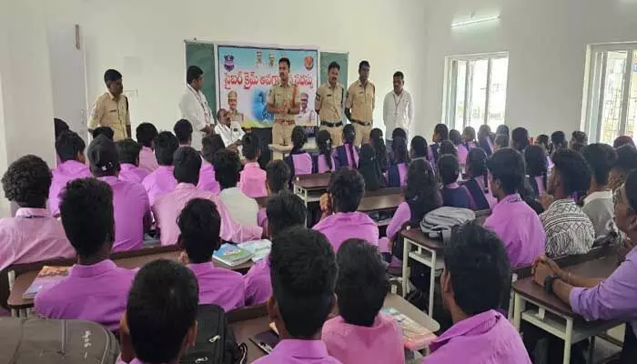 విద్యార్థులకు సైబర్ నేరాలపై అవగాహన విద్యార్థులకు సైబర్ నేరాలపై అవగాహన