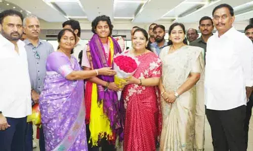 స్వరాష్ట్రానికి వరల్డ్ కప్ విన్నర్ శ్రీచరణి.. ఎయిర్‌పోర్టులో ఘన స్వాగతం