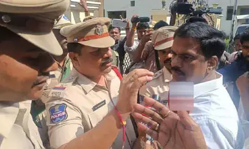 నా ఇంట్లో సోదాలు చేస్తూ నన్నే లోనికి వెళ్లనివ్వరా.. పోలీసులతో మర్రి జనార్దన్ రెడ్డి వాగ్వాదం
