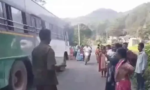 AP | బస్సులో పొగలు.. పాసింజర్లకు ఇబ్బందులు