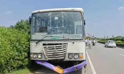 ఆర్టీసీ బస్సుకు తప్పిన పెను  ప్రమాదం