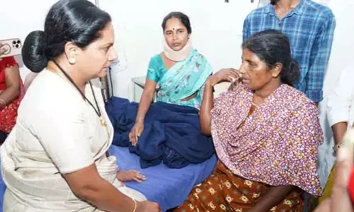 చేవెళ్ల బస్సు ప్రమాద బాధితులను పరామర్శించిన కవిత