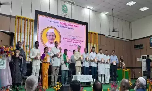 ‘ఆధునిక రాజ్యాంగ సంస్థలు’ పుస్తకం ఆవిష్కరించిన సీఎం చంద్రబాబు