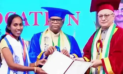 ఎంఏ తెలుగులో బంగారు పతకం అందుకున్న మాధురి