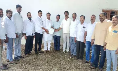రూ. 60 వేల‌ సీఎంఆర్ఎఫ్‌  చెక్కు అంద‌జేత‌