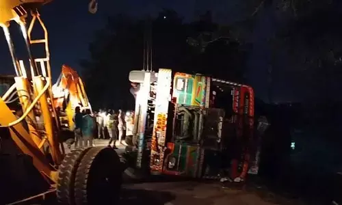 కారు పై లారీ బోల్తా..  వ్య‌క్తి మృతి