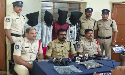 గంజాయి సేవిస్తున్న 5 మంది వ్య‌క్తులు అరెస్ట్