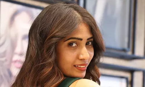 Sahar Krishnan : కిర్రాక్ ఫోజులతో కిర్రెక్కిస్తున్న బొద్దుగుమ్మ