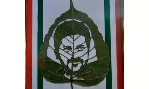 రావి ఆకుపై ముఖ్యమంత్రి రేవంత్ రెడ్డి చిత్రం