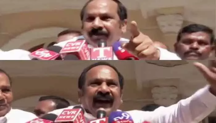 రిగ్గింగ్ చేసేందుకు అధికార పార్టీ బరితెగిస్తోంది.. MLC రవీందర్రావు సంచలన ఆరోపణలు రిగ్గింగ్ చేసేందుకు అధికార పార్టీ బరితెగిస్తోంది.. MLC రవీందర్రావు సంచలన ఆరోపణలు