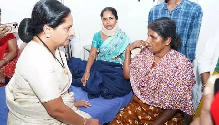 చేవెళ్ల బస్సు ప్రమాద బాధితులను పరామర్శించిన కవిత చేవెళ్ల బస్సు ప్రమాద బాధితులను పరామర్శించిన కవిత