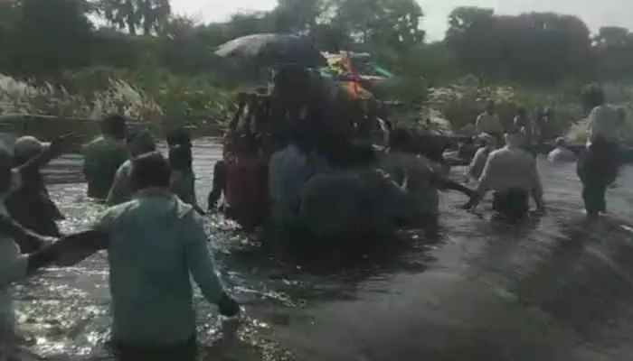వర్షాకాలంలో చావు రావద్దు దేవుడా వర్షాకాలంలో చావు రావద్దు దేవుడా