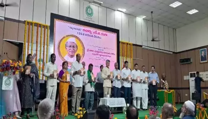 ‘ఆధునిక రాజ్యాంగ సంస్థలు’ పుస్తకం ఆవిష్కరించిన సీఎం చంద్రబాబు ‘ఆధునిక రాజ్యాంగ సంస్థలు’ పుస్తకం ఆవిష్కరించిన సీఎం చంద్రబాబు