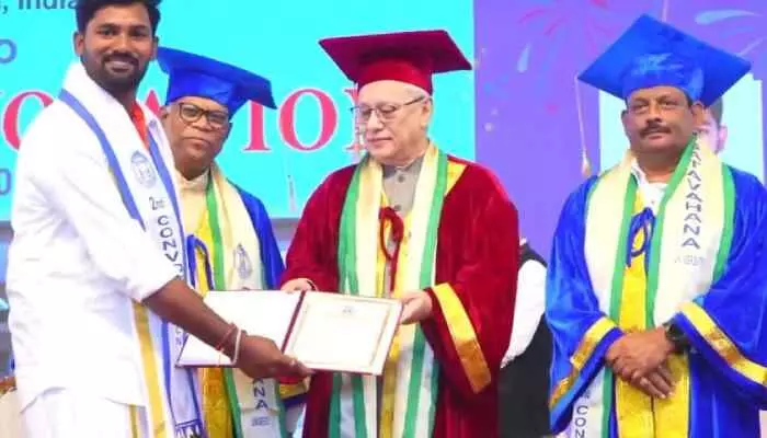 గోల్డ్ మెడల్ పొందిన బొమ్మేన యువకుడు గోల్డ్ మెడల్ పొందిన బొమ్మేన యువకుడు