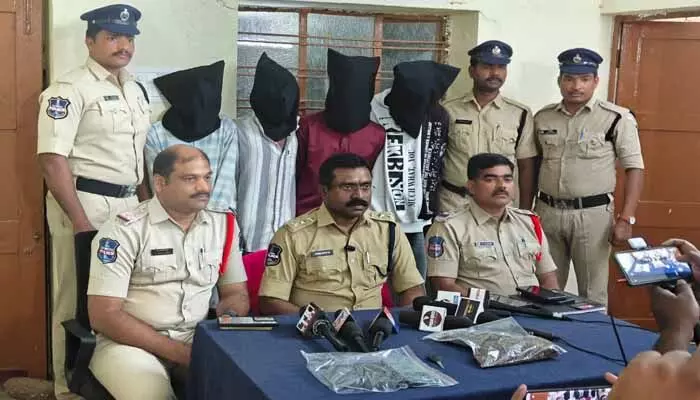 గంజాయి సేవిస్తున్న 5 మంది వ్యక్తులు అరెస్ట్ గంజాయి సేవిస్తున్న 5 మంది వ్యక్తులు అరెస్ట్