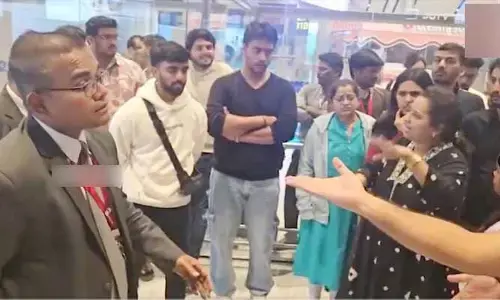 అకస్మాత్తుగా ఫ్లైట్ సర్వీస్ రద్దు.. శంషాబాద్‌ ఎయిర్‌పోర్టులో ప్రయాణికుల ఆందోళన