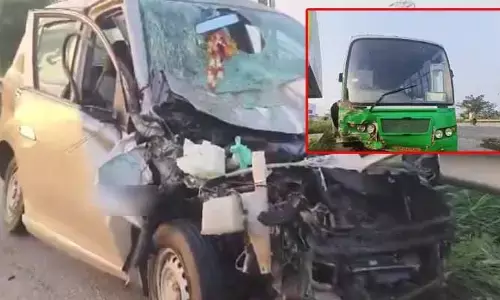 కారును ఢీ కొట్టిన అమర్ రాజా కంపెనీ బస్సు