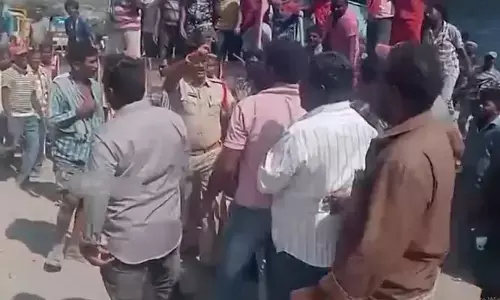 నంద్యాల జిల్లా పలుకూరు క్రాస్ రోడ్డు వద్ద ఉద్రిక్తత