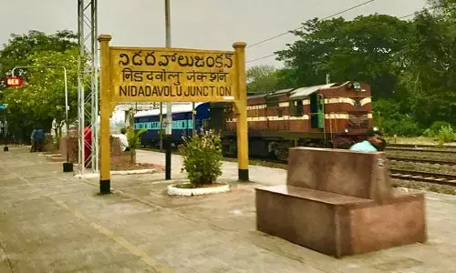 నిడదవోలు రైల్వే స్టేషన్‌లో ప్రమాదం.. తండ్రి, కుమార్తెకు గాయాలు