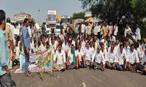 రోడ్డెక్కిన రైత‌న్న‌లు.. ప‌త్తి, సోయా కొనుగోలు చేయాలని డిమాండ్