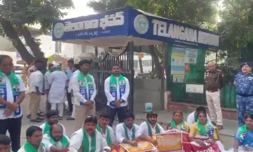 ఢిల్లీ తెలంగాణ భవన్ వద్ద ఉద్రిక్తత.. బంజారా, గిరిజన సంఘం నాయకుల ధర్నా