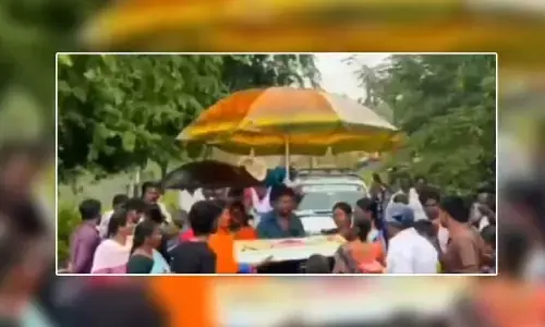 పెళ్లి సంబురంలా అంత్యక్రియలు.. శ్మశానంలో కేక్ కట్టింగ్! (వీడియో)