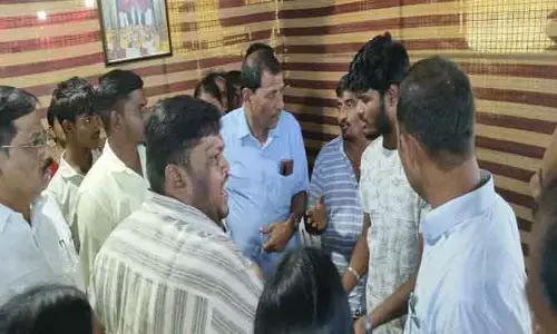 భక్తుడి పై లడ్డు కౌంటర్ సిబ్బంది దాడి