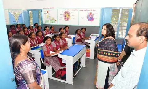 మోనూ ప్రకారం భోజనం అందుతుందా? :కలెక్టర్ విజయేందిర బోయి