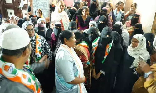 అభివృద్ధి కావాలంటే అధికార పార్టీ అభ్యర్థి గెలవాలి.. మంత్రి సీతక్క కీలక వ్యాఖ్యలు