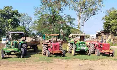 నాలుగు మొరం ట్రాక్టర్ల పట్టివేత