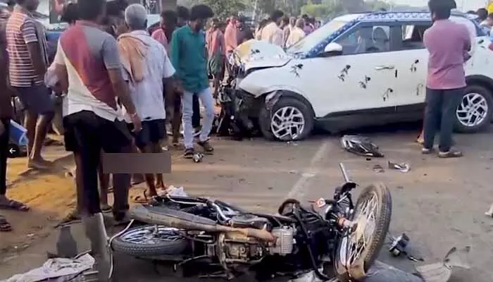 అదుపుతప్పి ఆరుగురిని ఢీకొట్టిన కారు.. స్పాట్లోనే ముగ్గురు దుర్మరణం అదుపుతప్పి ఆరుగురిని ఢీకొట్టిన కారు.. స్పాట్లోనే ముగ్గురు దుర్మరణం