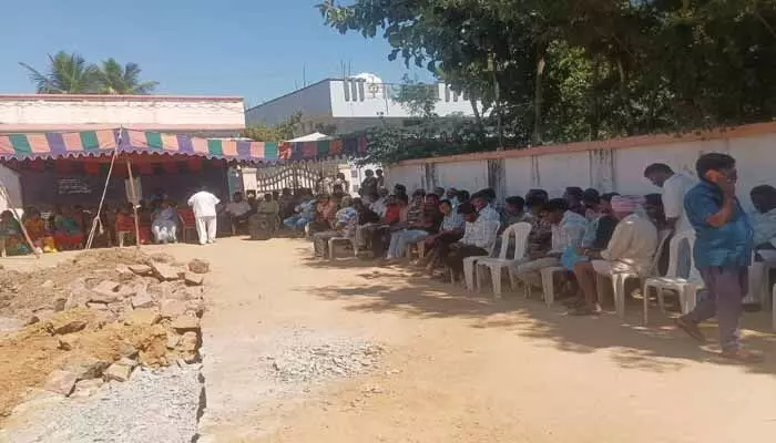 ఎమ్మెల్యే సార్.. మీరైనా స్పందిస్తారా..? నవ జీవన క్లబ్ వద్ద నిరసన ఎమ్మెల్యే సార్.. మీరైనా స్పందిస్తారా..? నవ జీవన క్లబ్ వద్ద నిరసన