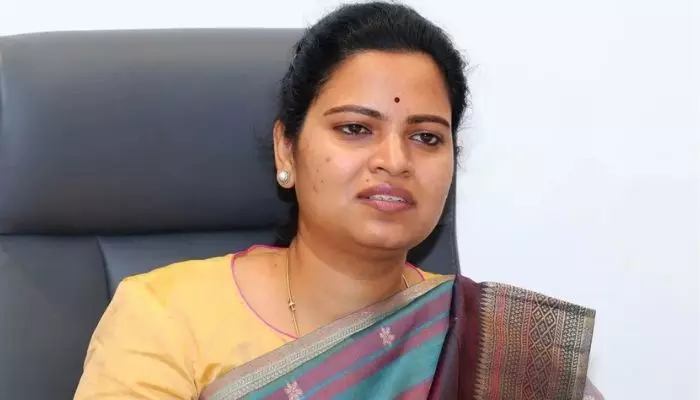 నాపై తప్పుడు కేసులు పెట్టిన వాళ్లను వదిలిపెట్టను.. విడదల రజిని వార్నింగ్ నాపై తప్పుడు కేసులు పెట్టిన వాళ్లను వదిలిపెట్టను.. విడదల రజిని వార్నింగ్
