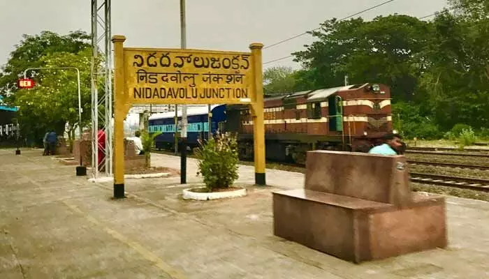 నిడదవోలు రైల్వే స్టేషన్లో ప్రమాదం.. తండ్రి, కుమార్తెకు గాయాలు నిడదవోలు రైల్వే స్టేషన్లో ప్రమాదం.. తండ్రి, కుమార్తెకు గాయాలు