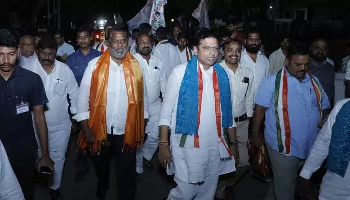 ఏ ముఖం పెట్టుకొని ఓట్లు అడుగుతున్నారు: బీఆర్ఎస్ నేతలపై శ్రీధర్ బాబు ఫైర్ ఏ ముఖం పెట్టుకొని ఓట్లు అడుగుతున్నారు: బీఆర్ఎస్ నేతలపై శ్రీధర్ బాబు ఫైర్