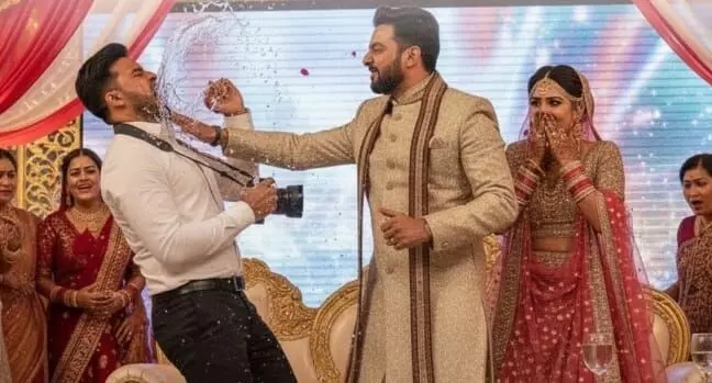ఫొటోగ్రాఫర్ను కొట్టిన పెళ్లి కొడుకు.. మ్యారేజ్ క్యాన్సిల్ చేసిన పెళ్లి కూతురు.. ట్విస్ట్.. ఫొటోగ్రాఫర్ను కొట్టిన పెళ్లి కొడుకు.. మ్యారేజ్ క్యాన్సిల్ చేసిన పెళ్లి కూతురు.. ట్విస్ట్..