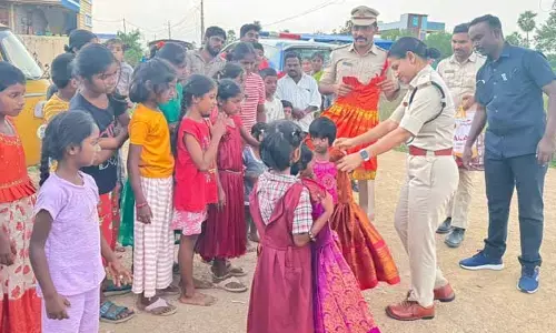 Viral News: గౌరవం చిన్నారుల గౌన్లుగా మారింది.. సన్మానాలకు వచ్చిన శాలువాలతో గౌన్‌లు కుట్టించిన ఏఎస్పీ